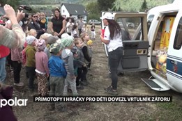 Letecká humanitární pomoc potěšila i děti v zatopeném Zátoru, vrtulník přivezl přímotopy i hračky