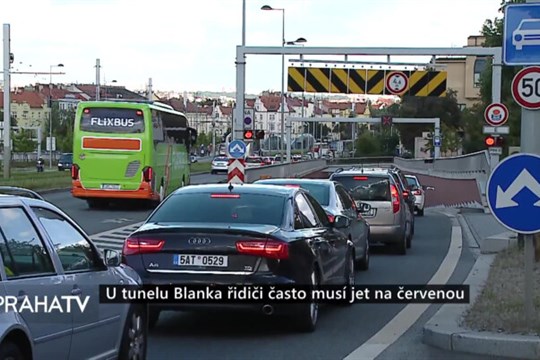 U tunelu Blanka řidiči často musí jet na červenou