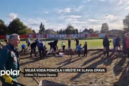 Velká voda poničila i hřiště FK Slavia Opava. Kdo může, ručně odklízí nánosy bahna