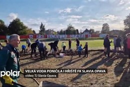 Velká voda poničila i hřiště FK Slavia Opava. Kdo může, ručně odklízí nánosy bahna