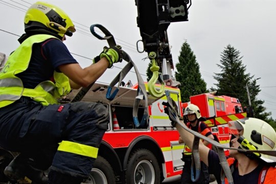 Na obchvatu Třince po nehodě několika vozů hořelo osobní auto a převrátila se cisterna