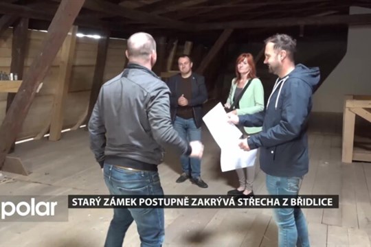 Starý zámek postupně zakrývá nová střecha z břidlice