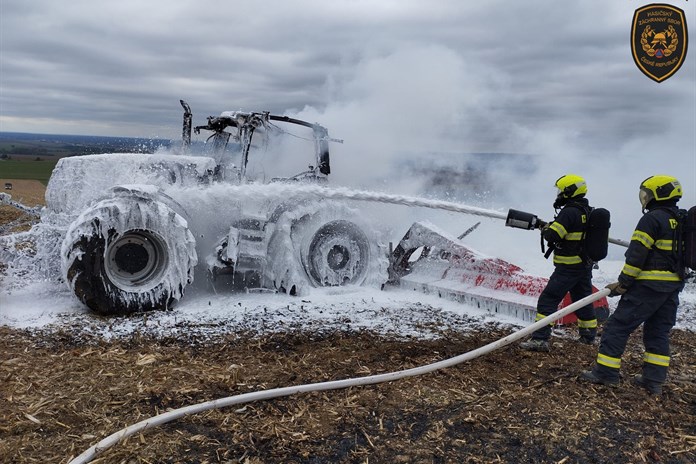 V Kunovicích hořel traktor. Mohla za to vadná elektroinstalace