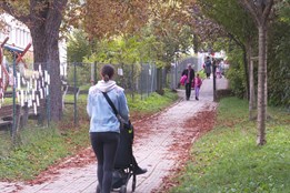 Chodník mezi ulicemi Hradská a Štefánikova projde opravou