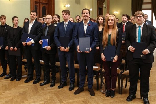 Čtyřicítka vynikajících studentů ze ZČU a LF UK převzala mimořádná stipendia