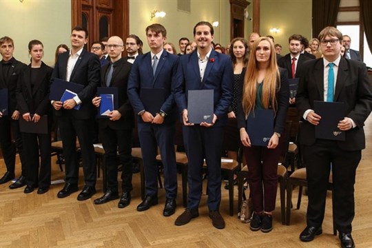 Čtyřicítka vynikajících studentů ze ZČU a LF UK převzala mimořádná stipendia