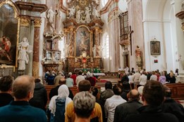 Důstojné ceremonie v Přešticích: Uvedení nového faráře, odhalení pamětní desky přeštické synagogy a instalace Stolpersteine