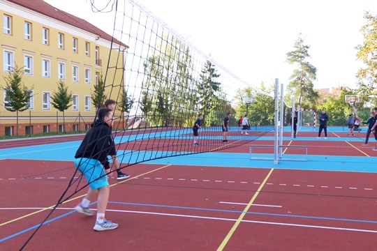 Žactvo už sportuje na novém hřišti základní školy Pod Vinohrady