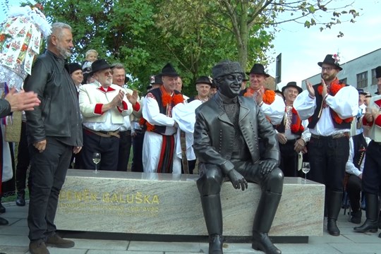 Během hodů v Uherském Ostrohu odhalili lavičku Zdeňka Galušky