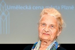 Holky a kluci, jak se máte? zdraví své kameny v ateliéru sochařka Miroslava Nová, která vstoupila do síně slávy