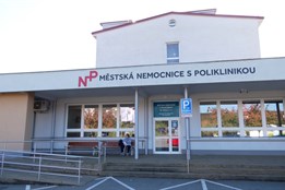 Městská nemocnice s poliklinikou v Brodě opravuje střechu na pavilonu A