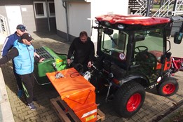 Nový traktor pomůže s údržbou městských sportovišť v Otrokovicích