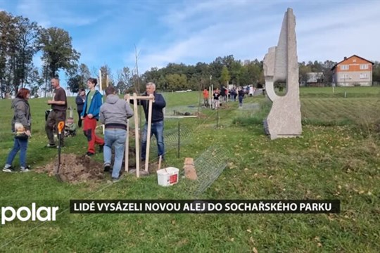 Lidé vysázeli novou alej do sochařského parku na Babí hoře v Hradišti