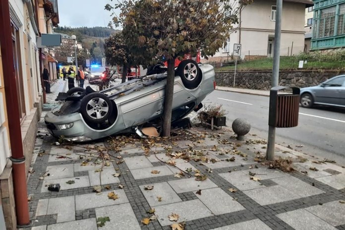 Vážná nehoda v Luhačovicích: řidička skončila s vozidlem na střeše na chodníku, srazila chodkyni