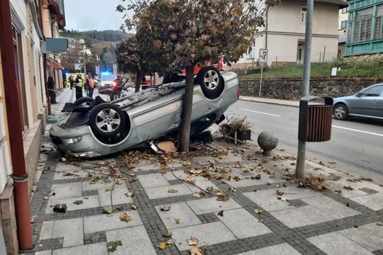 Vážná nehoda v Luhačovicích: řidička skončila s vozidlem na střeše na chodníku, srazila chodkyni