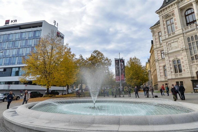 V kašně před Západočeským muzeem už zase tryská voda