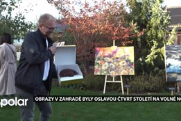 Obrazy vystavené v zahradě byly oslavou čtvrt století na volné noze