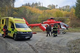 Žena se u Valašských Klobouk vážně zranila při pádu z koně. Záchranář se k ní musel spustit z vrtulníku 