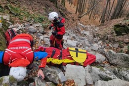 Nepozorná turistka se v Beskydech zřítila do koryta potoka, vytahovali ji vrtulníkem