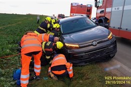 Vážná nehoda na Plzeňsku. Motorkář (45) zemřel pod koly auta