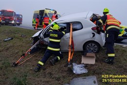 Čelní střet dvou aut ráno zastavila provoz na hlavním tahu na Karlovy Vary, zranili se dva lidé