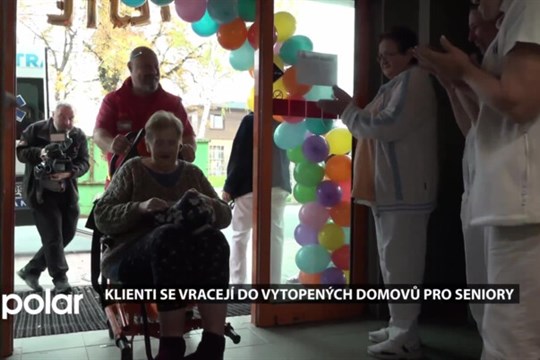 Klienti se začali vracet do vytopených domovů pro seniory. Někteří se neubránili slzám