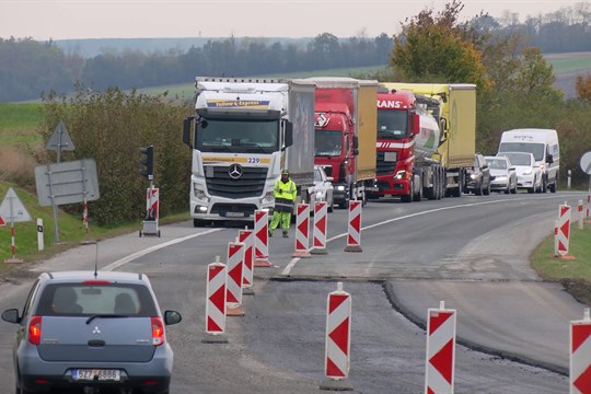 Zkouška nervů pro řidiče. Provoz na hlavním tahu na Slovensko řídí semafory