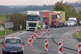 Zkouška nervů pro řidiče. Provoz na hlavním tahu na Slovensko řídí semafory