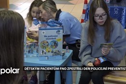 Dětským pacientům FNO zpestřili den policejní preventisté edukativními hrami