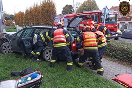 Řidič naboural v Hulíně do domu a lešení. Z vozidla ho vyprošťovali hasiči