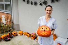 Laboranti Baťovy nemocnice vytvářeli originální halloweenské dýně