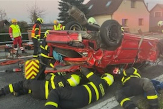 Mladý řidič nezvládl předjíždění a při nehodě přizabil své spolucestující