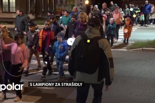 S lampiony za strašidly se v Bruntále vydaly desítky školáků