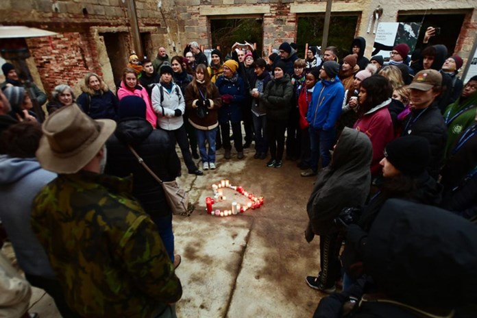 V bývalé převlékárně vězňů v Rovnosti vznikla Zeď proti lhostejnosti