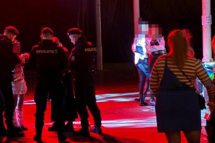 Policisté kontrolovali bary. Šestnáctiletý chlapec nadýchal přes dvě promile!