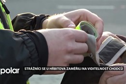 Strážníci se u Ústředního hřbitova zaměřili na viditelnost chodců a rozdávali reflexní prvky