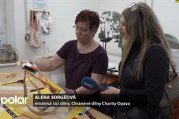 Chráněné dílny opavské charity vyrábí batůžky z bannerů a další věci pro festival Slunovrat Winter