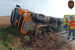 Středeční dopoledne pohledem hasičů: hořící nakladač a převrácená cisterna plná fekálií