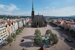 Plzeňské náměstí se stromy a s menším počtem aut. Město představilo podobu!