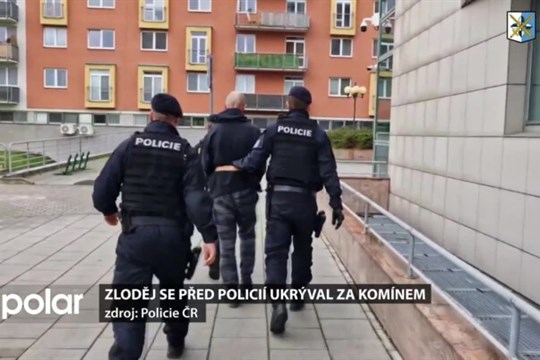 Zloděj se před policií ukryl za komínem. Za sebou má už přes 20 odsouzení