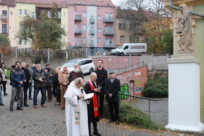 K plzeňskému kostelíku U Ježíška se vrátily restaurované barokní sochy