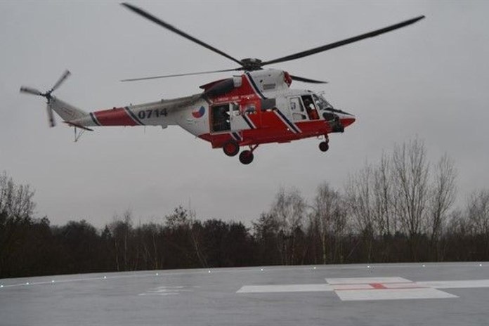 Muž (43) spadl z 15 metrů vysokého stožáru. Letěl pro něj vrtulník!