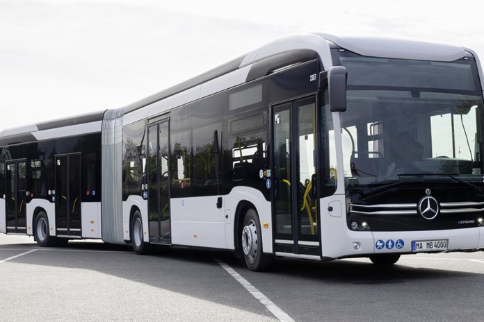 V Plzni testují osmnáctimetrový kloubový elektrobus. Pojme až 145 cestujících