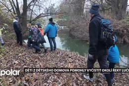 Děti z dětského domova se zapojily do společného úklidu břehů řeky Lučiny