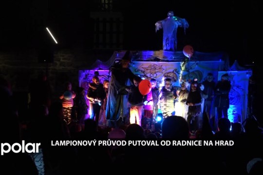 Lampionový průvod putoval na Slezskoostravský hrad, děti čekala stezka strašidel i klaun Hopsalín