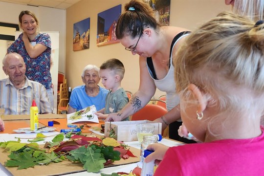 Děti a klienti SeniorCentra SeneCura Plzeň tvořili společně podzimní dekorace