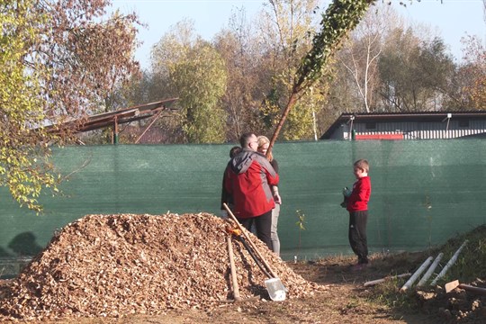 Brigádníci proměnili zanedbané místo U Čerťáku na odpočinkovou zónu 