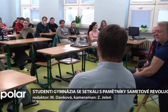 Pamětníci Sametové revoluce vzpomínali před studenty gymnázia na pád komunistického režimu