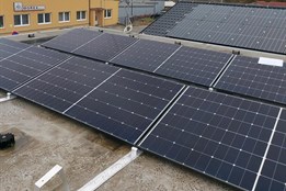 Záchranka instaluje fotovoltaiku na sedmi výjezdových základnách