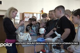 Hostující školáci zkoumali oko v odborných učebnách "staré" Komenské